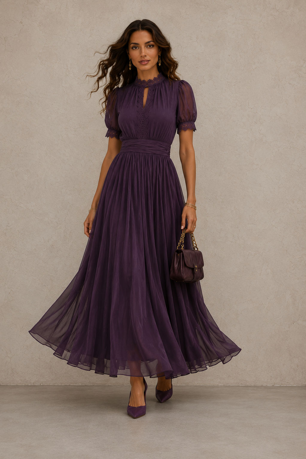 Flavia • Robe longue violette avec décolleté en clé, bord en dentelle de chiffon