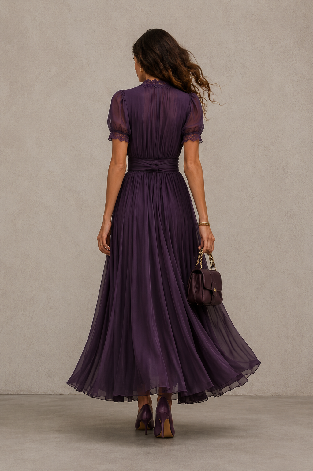 Flavia • Robe longue violette avec décolleté en clé, bord en dentelle de chiffon