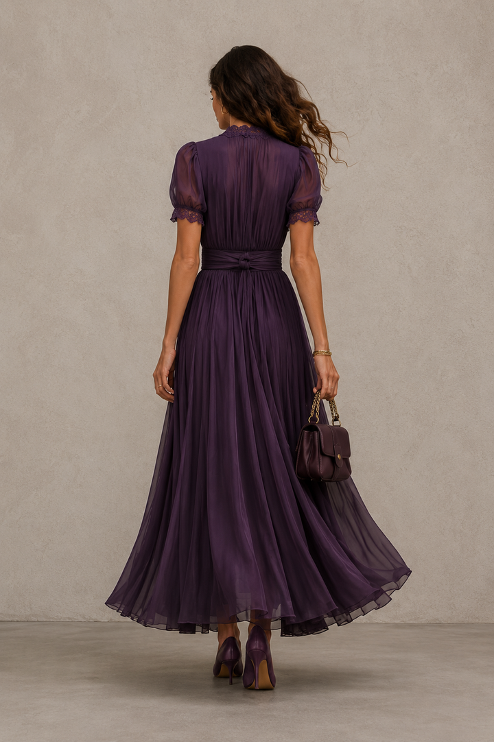 Flavia • Robe longue violette avec décolleté en clé, bord en dentelle de chiffon
