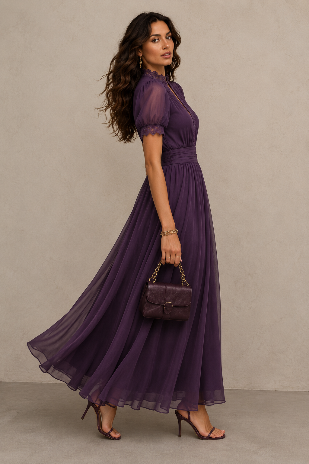 Flavia • Robe longue violette avec décolleté en clé, bord en dentelle de chiffon