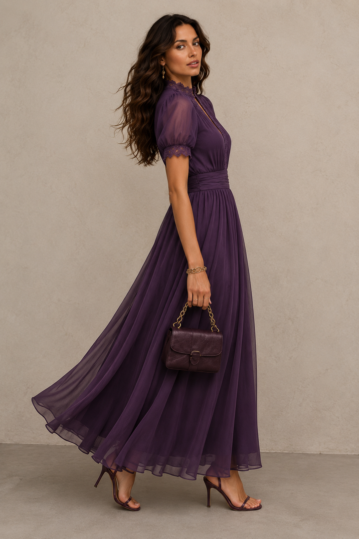 Flavia • Robe longue violette avec décolleté en clé, bord en dentelle de chiffon