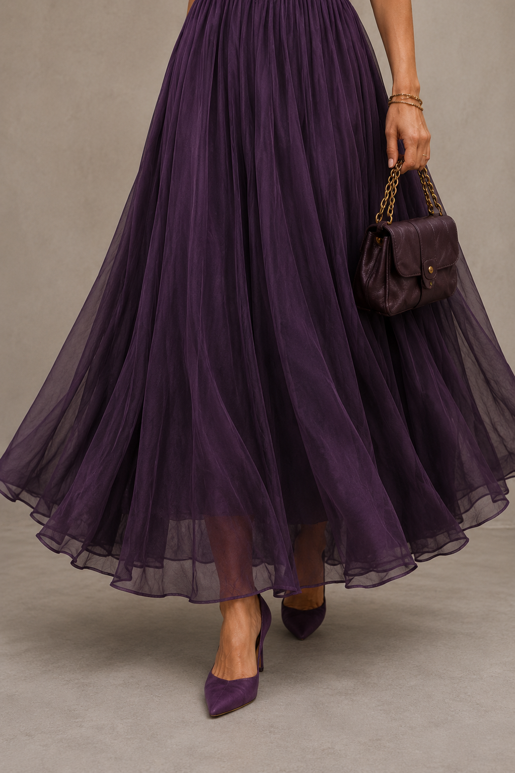 Flavia • Robe longue violette avec décolleté en clé, bord en dentelle de chiffon