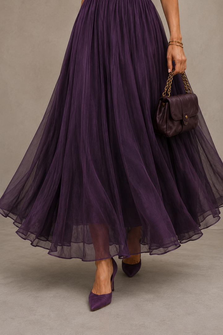 Flavia • Robe longue violette avec décolleté en clé, bord en dentelle de chiffon